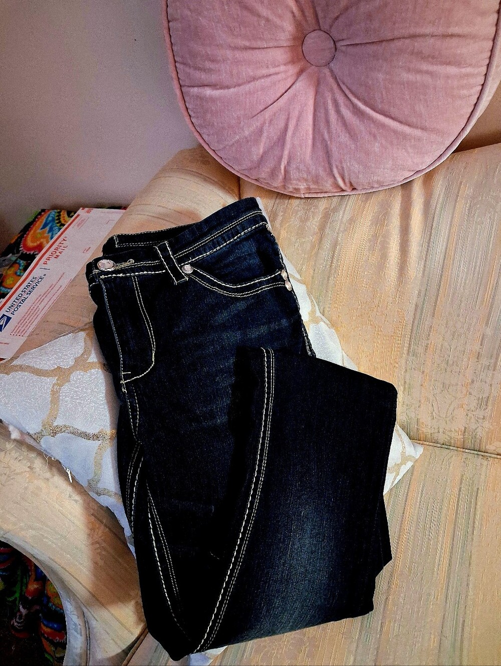 Women's Size 14 SEVEN7  Embroidered Rear Pockets w Contrast Stitching Jeans